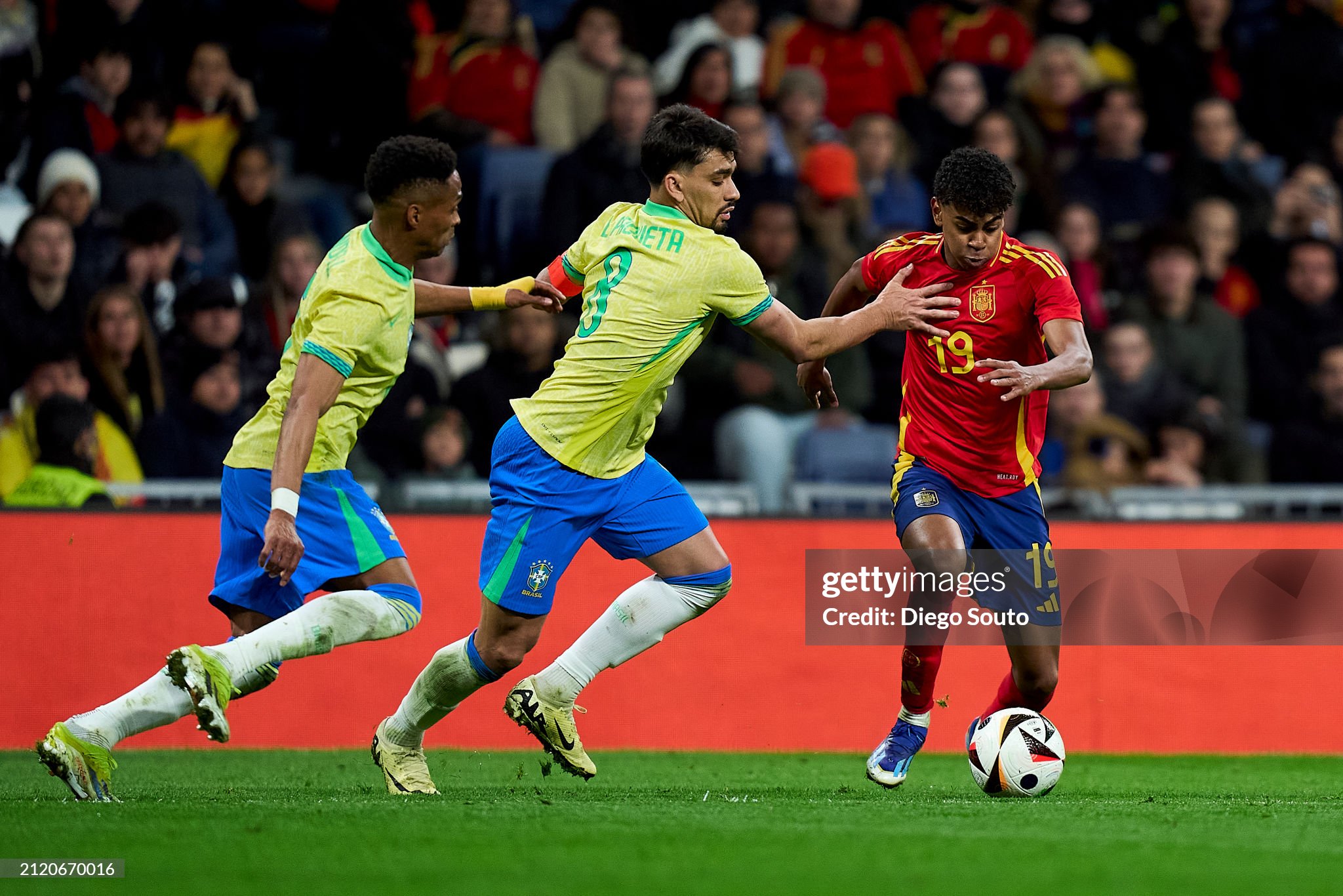 Lamine Yamal dribbles past a defender during Spain's match vs. Brazil